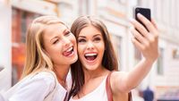Chụp ảnh selfie tự sướng là gì? Trào lưu chụp ảnh tự sướng selfie có từ khi nào?
