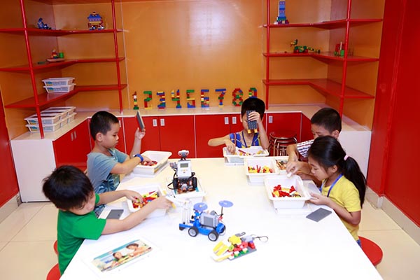 bé chơi lắp ráp