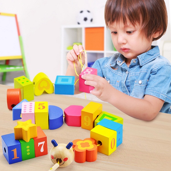 bé chơi đồ chơi toán học