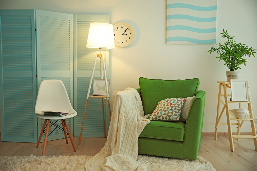 đồng hồ treo tường phía trên sofa