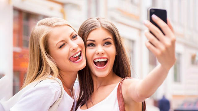 Chụp ảnh selfie tự sướng là gì? Trào lưu chụp ảnh tự sướng selfie có từ khi nào?