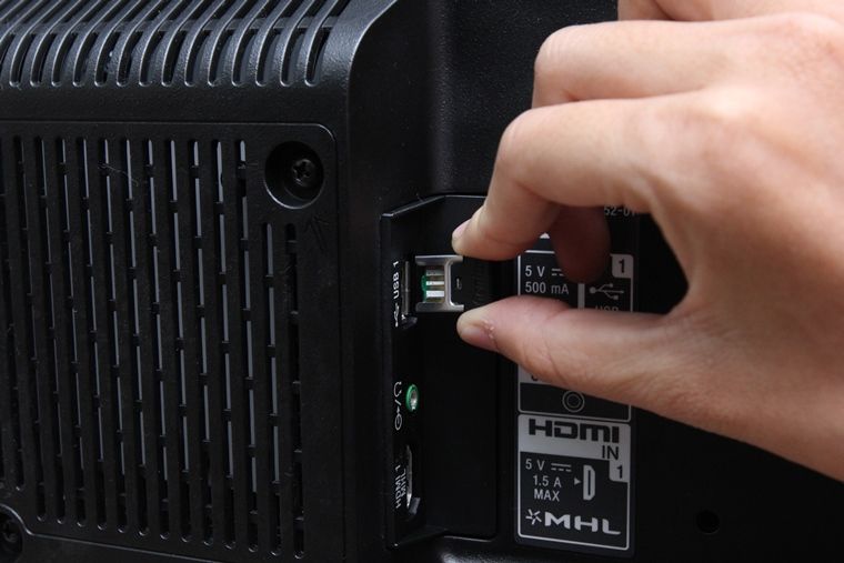 kết nối tivi với chuột và bàn phím không dây