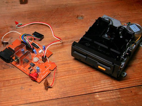 Cùng "mổ xẻ" máy trò chơi điện tử 4 nút Nintendo một thời làm mê mẩn các bạn trẻ Việt Nam.