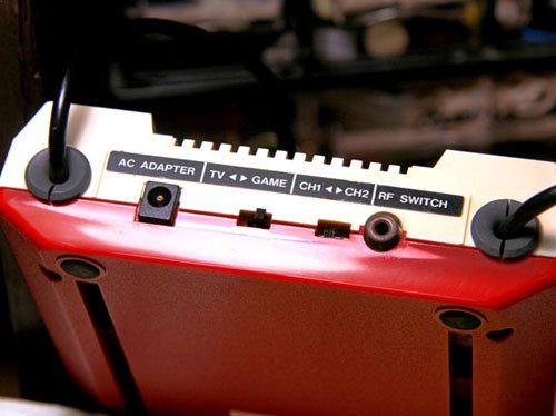 Cùng "mổ xẻ" máy trò chơi điện tử 4 nút Nintendo một thời làm mê mẩn các bạn trẻ Việt Nam.