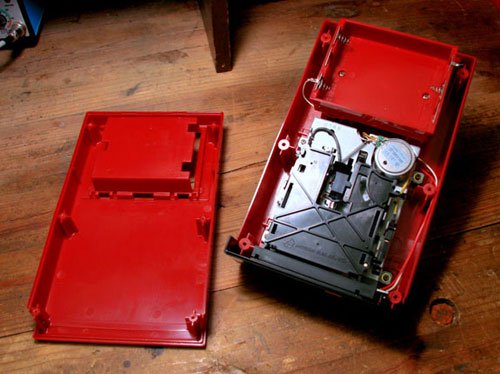 Cùng "mổ xẻ" máy trò chơi điện tử 4 nút Nintendo một thời làm mê mẩn các bạn trẻ Việt Nam.