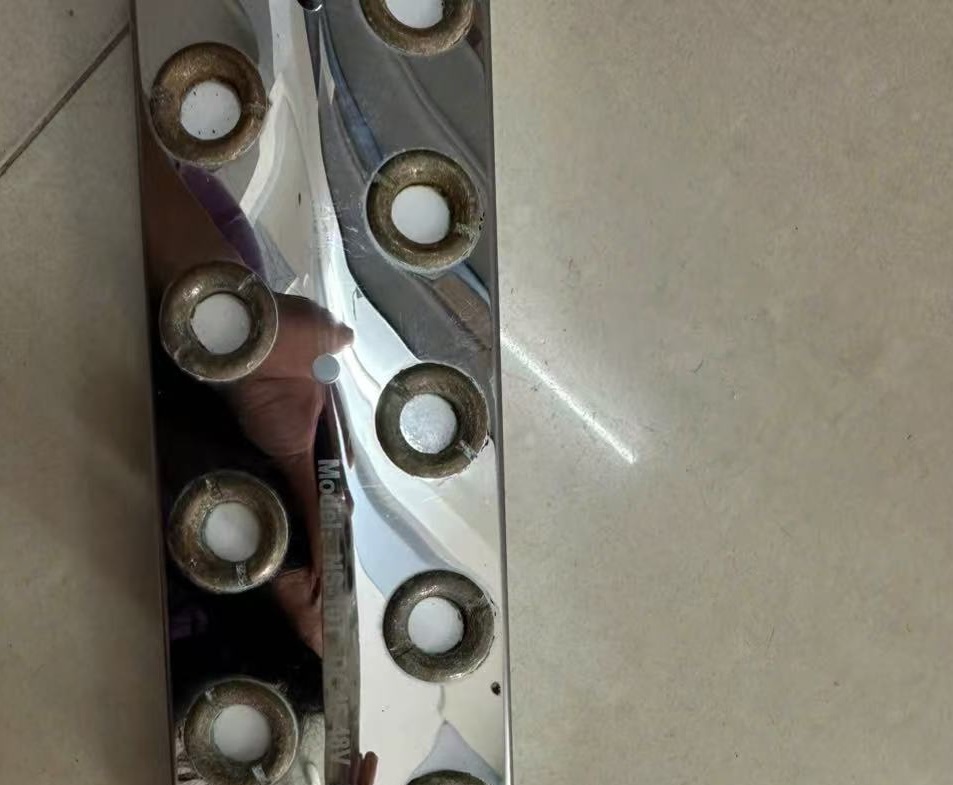 Tại sao vỉ phun sương Inox 304 vẫn bị ăn mòn? Giải mã bí ẩn vật lý.