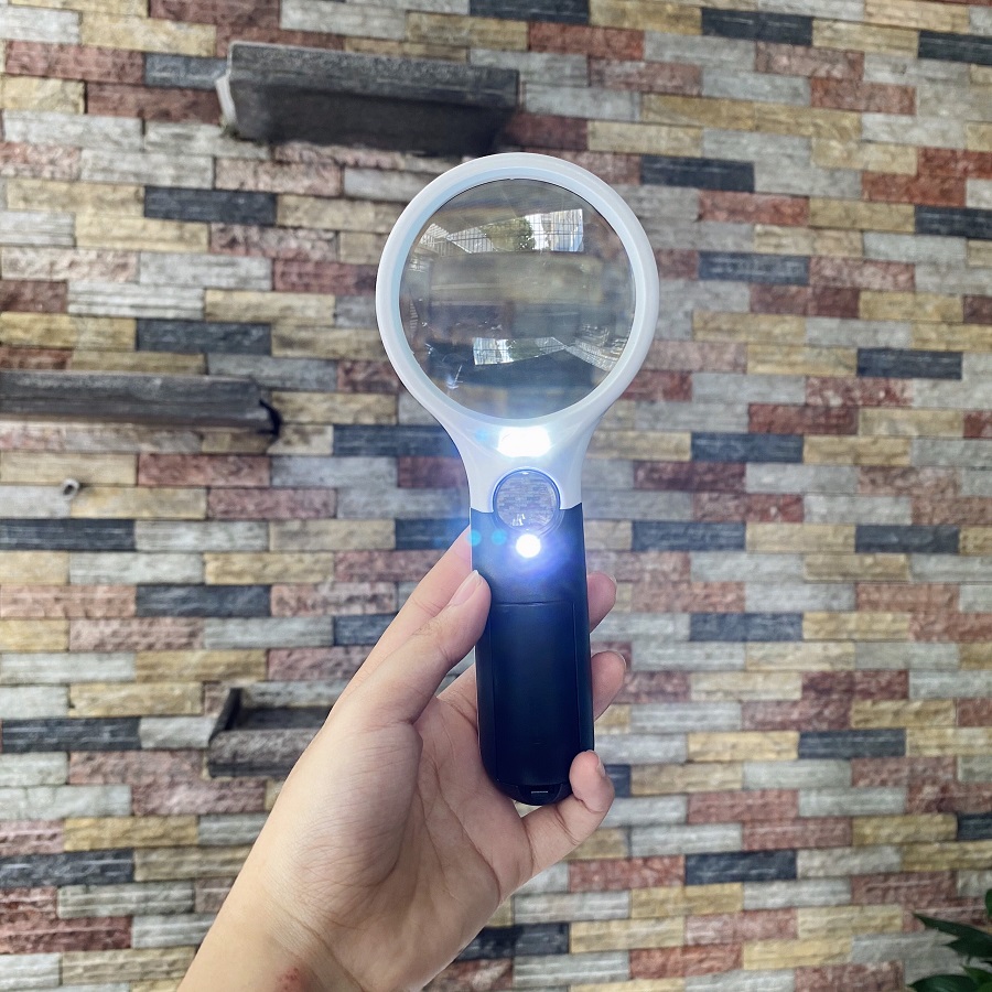 Kính lúp cầm tay có đèn LED siêu sáng P9