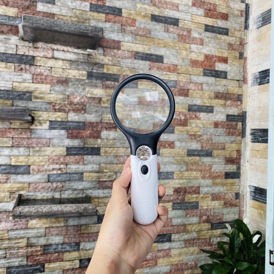 Kính lúp cầm tay có đèn LED siêu sáng P9