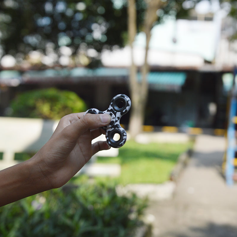 Con quay spinner 3 cánh hoa văn