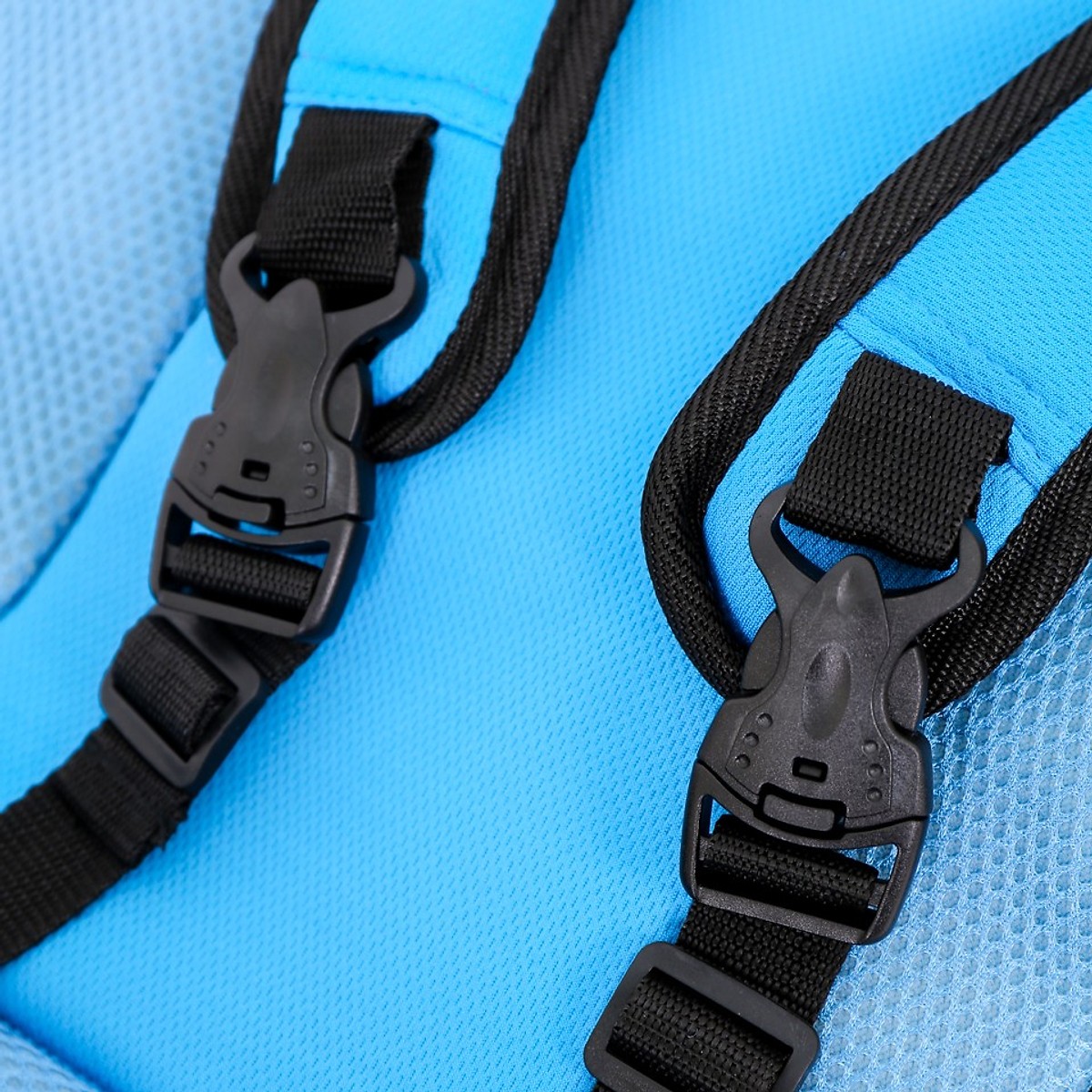 Địu cho bé ngồi an toàn trên ghế ô tô Nautilus N5