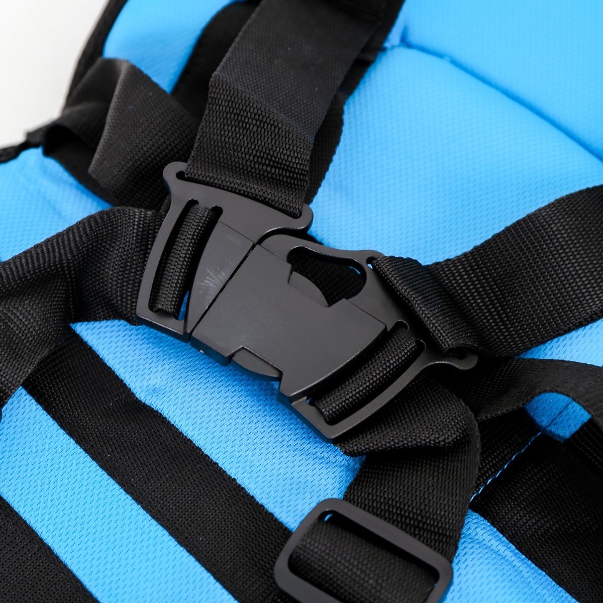 Địu cho bé ngồi an toàn trên ghế ô tô Nautilus N5