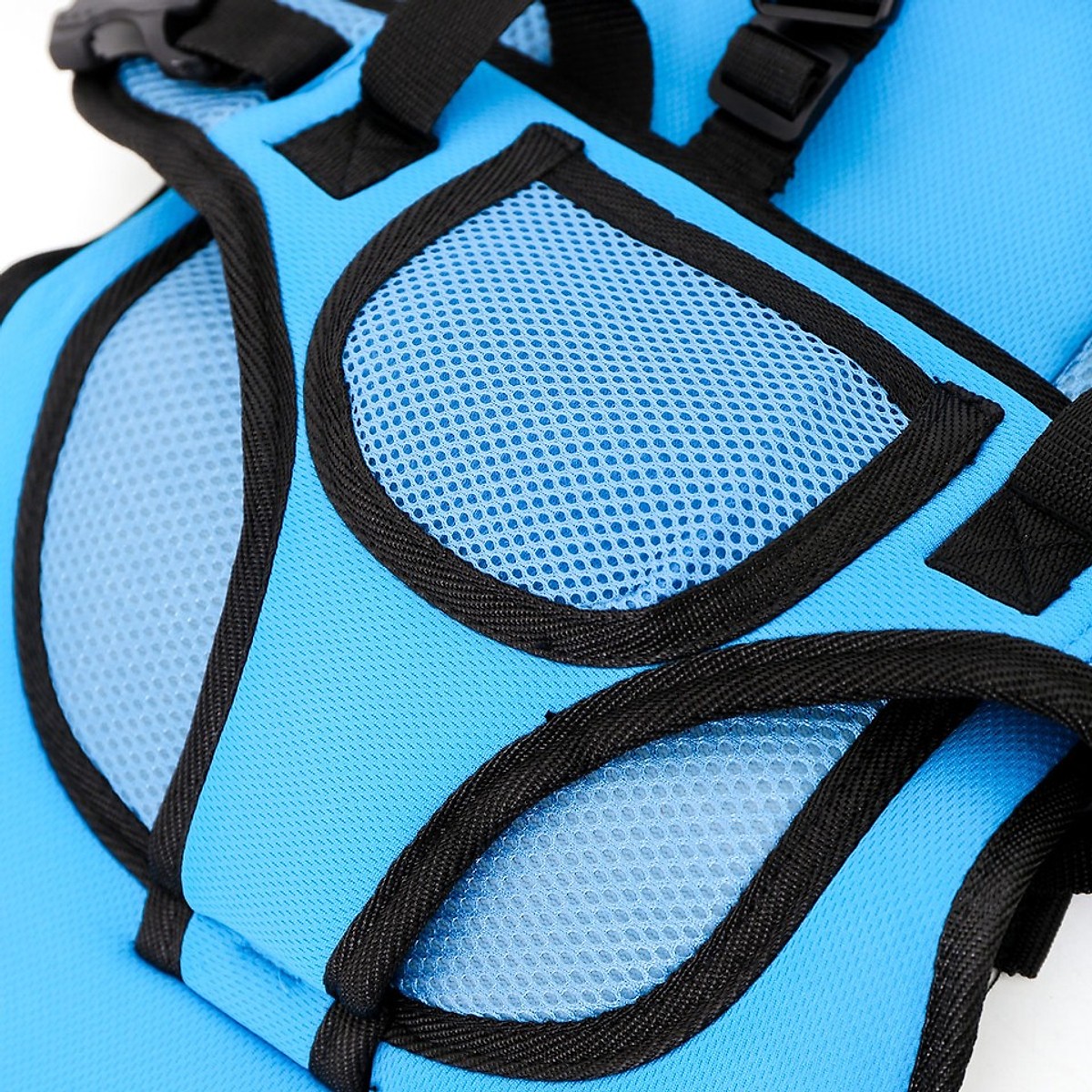 Địu cho bé ngồi an toàn trên ghế ô tô Nautilus N5