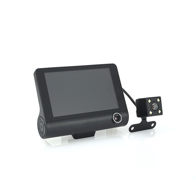 Camera hành trình XH202 có 3 camera hỗ trợ ghi âm thanh trong xe