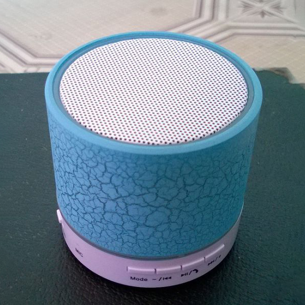 Loa Bluetooth S10 giá hủy diệt - Đèn led 7 màu ấn tượng