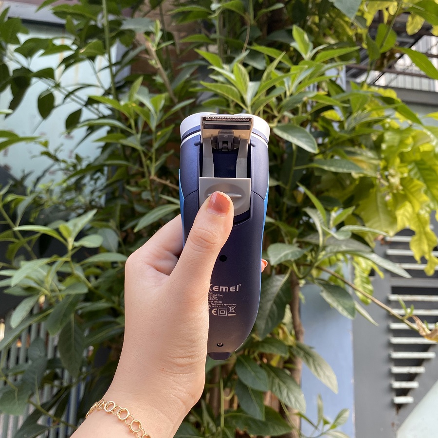 Máy cạo râu 3 lưỡi Kemei KM 7390 - Chống nước