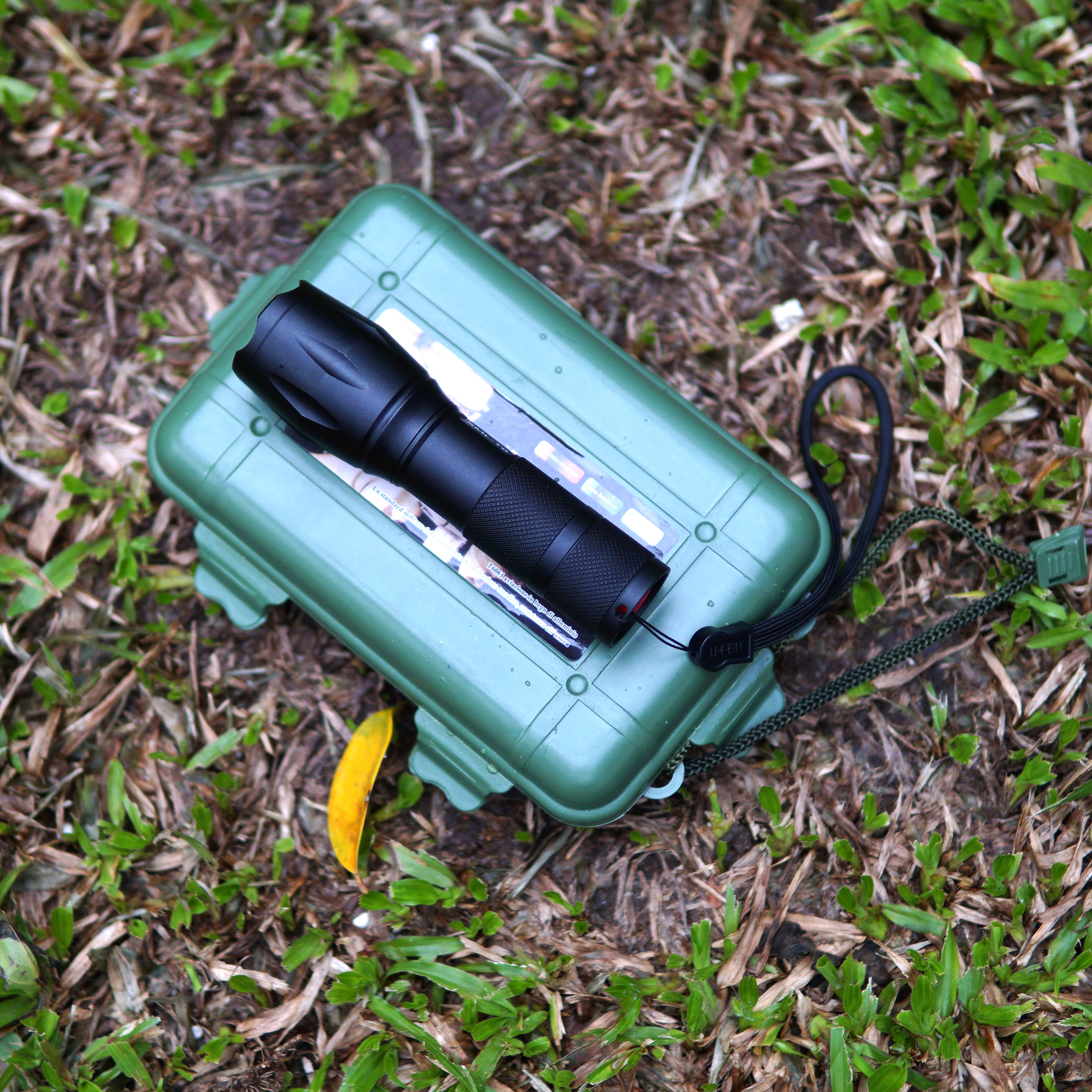 Đèn pin siêu sáng chuyên nghiệp Police X2000 - Thiết kế nhỏ gọn