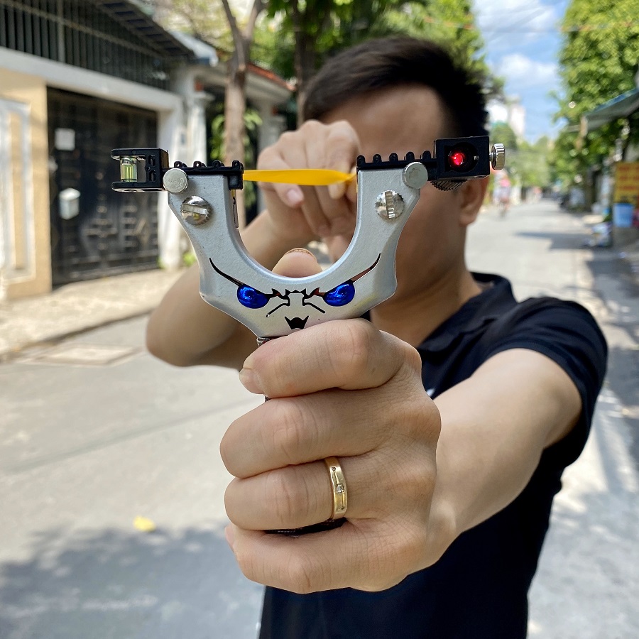 Bắn thun cao su mặt quỷ có ống ngắm laser