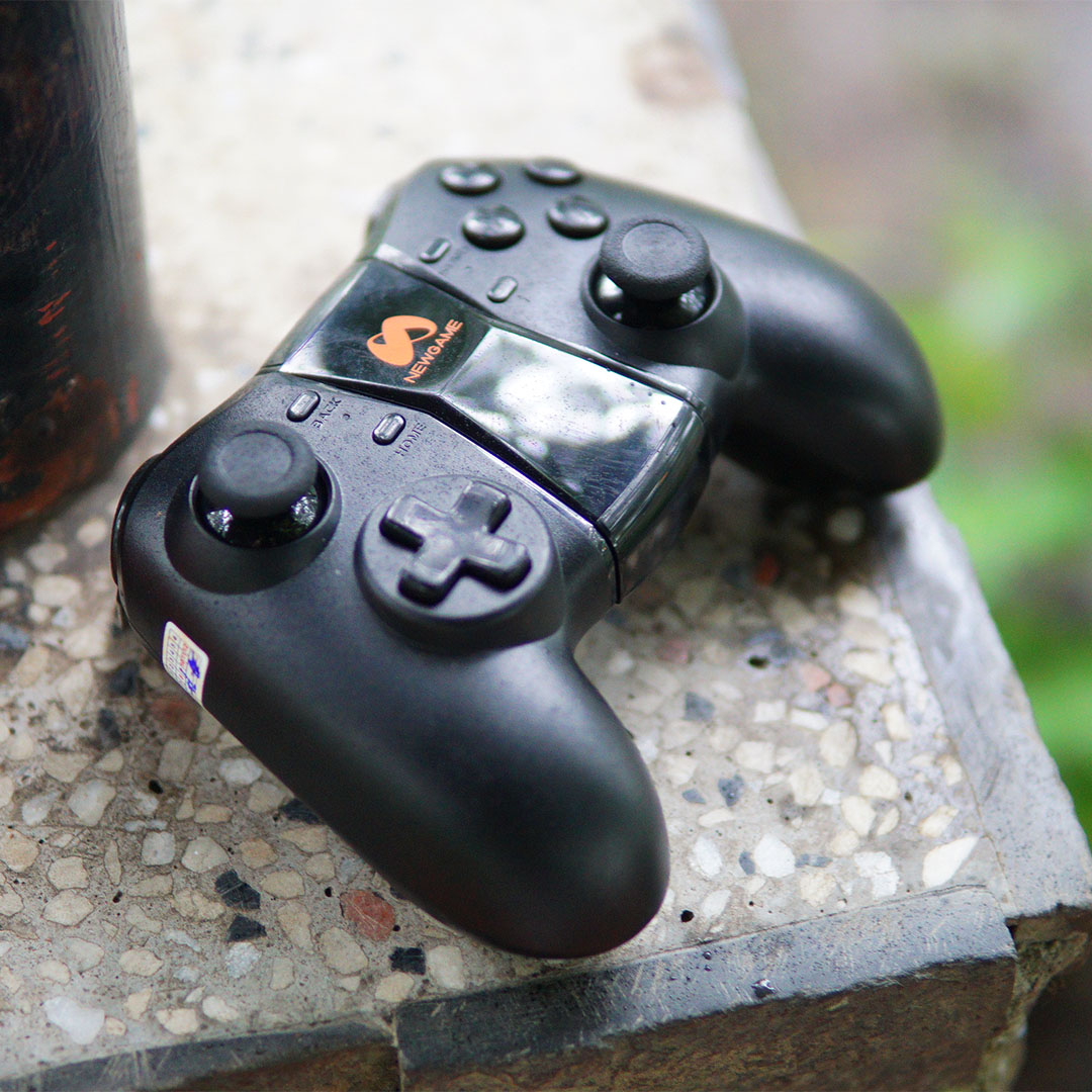 Tay cầm bluetooth cho iphone NewGame Q1 - Có đầu thu USB Wireless