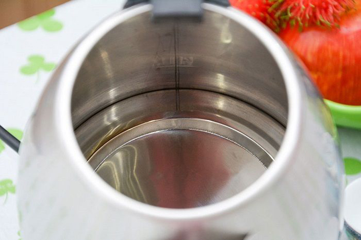 Cần thường xuyên vệ sinh đáy bình để loại bỏ cặn bám Cần thường xuyên vệ sinh đáy bình để loại bỏ cặn bám