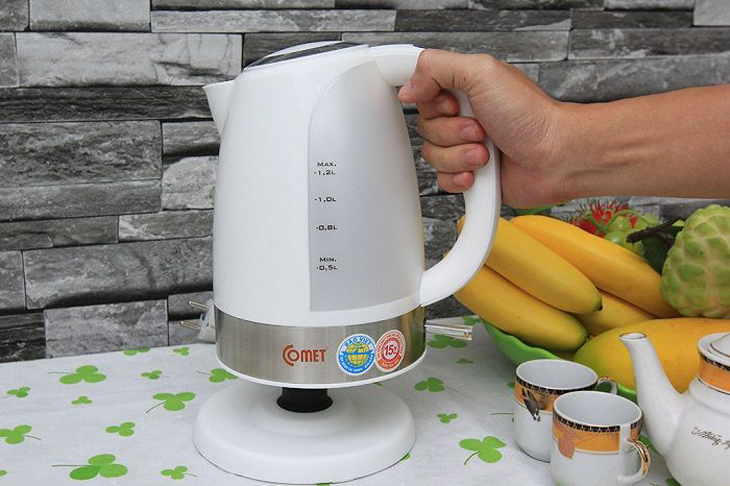 Đổ nước trong mức cho phép ở trên bình Đổ nước trong mức cho phép ở trên bình