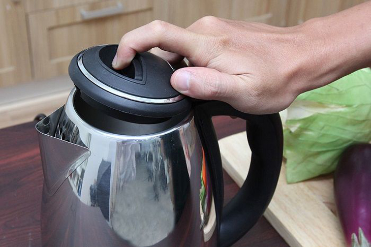 Đóng chặt nắp trước khi khởi động bình Đóng chặt nắp trước khi khởi động bình