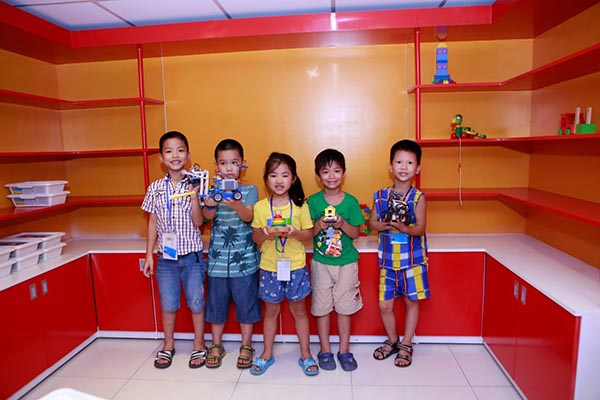 bé chơi lắp ráp