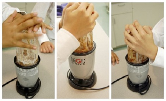 xay thịt bằng máy xay sinh tố